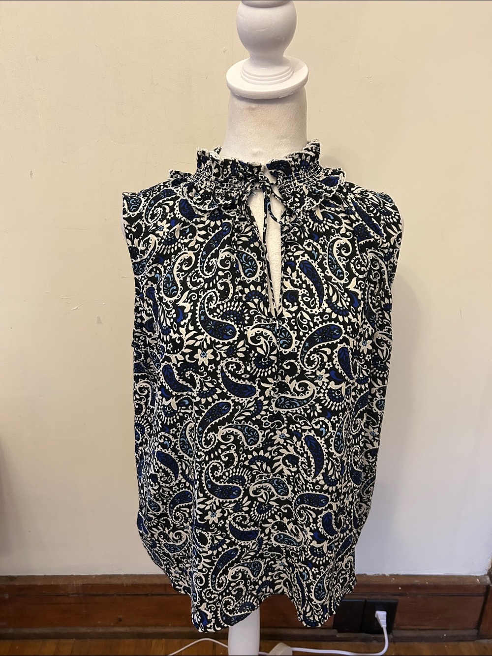 Loft Sleeveless Ruffle Neck Paisley Black Mixed Media Blouse Size L EUC